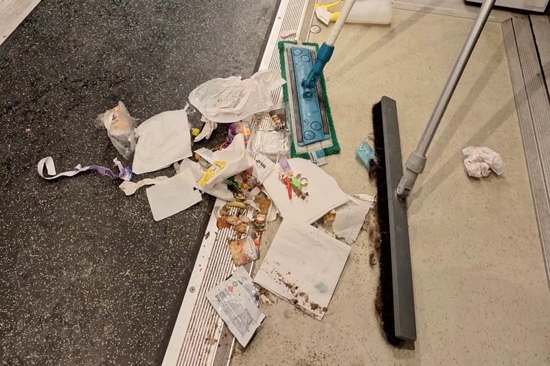 Carnavalsvierders laten enorme puinhopen achter in de treinen 